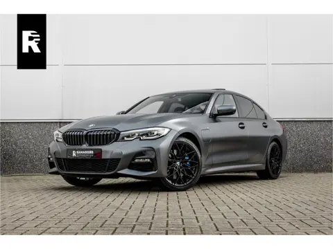 BMW 3 Serie 330e High Ex M-Sport Frozen / Glazen dak / Adaptief onderstel / Electrische stoelen /