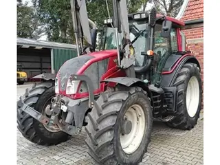 Valtra N113 Hitech5 met voorlader en fronthef (bj 2013)