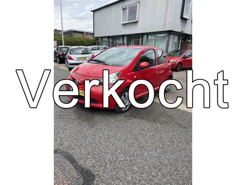 Toyota Aygo 1.0-12V + 5 Deurs,Airco. Keurig nette dealer onderhouden Aygo. Prijs is inclusief nieuwe