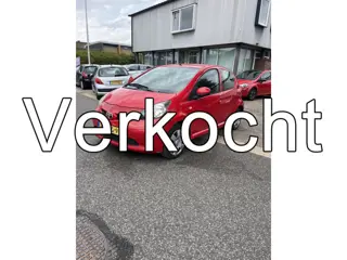 Toyota Aygo 1.0-12V + 5 Deurs,Airco. Keurig nette dealer onderhouden Aygo. Prijs is inclusief nieuwe