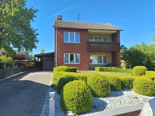 Verzorgd vrijstaand woonhuis met grote tuin en vrij uitzicht, direct aan de Nederlandse grens