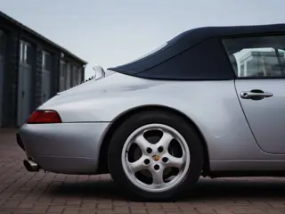 Foto 20 van PORSCHE 993 Carrera 4 - 3.6 Cabrio - Polar Silver Metallic - Tiptronic
