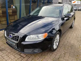 Volvo V70 2.5FT Momentum Automaat 230PK H.LEER / XENON / TREKHAAK