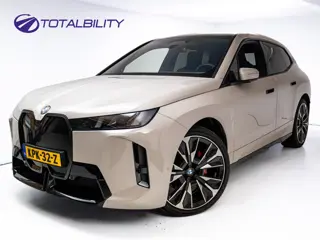 BMW iX xDrive45 101 kWh M-Sport | Pano | Elec. Trekhaak | Luchtvering | Verlichte gril | Stoelverw. 