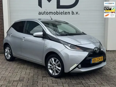 Toyota Aygo 1.0 VVT-i x-joy - Cruise - Carplay - Navi - NAP