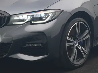 Foto 17 van BMW 3 Serie Touring 330e xDrive M Sport PHEV 293pk Dealer O.H. | Panodak | Trekhaak Af Fabriek | Las