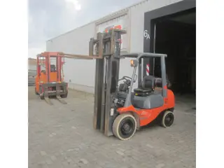 Toyota FG25, LPG gas, triplex, side shift. (bj 2007)