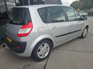 Foto 16 van Renault Grand Scénic 2.0-16V Expression Comfort - Automaat - Trekhaak