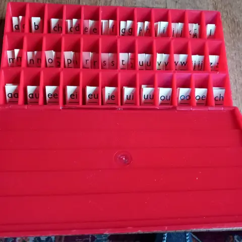 letterdoos , oud, - van UZT (uitgeverij Zwijsen Tilburg)