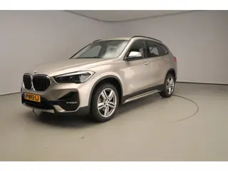 BMW X1 sDrive18i | Handbak !! | LED | Leder | HUD | Sportstoelen | Clima | PDC | DAB | Hifi speakers