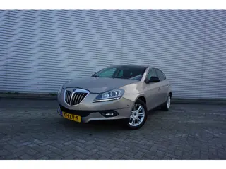 Lancia Delta 1.4-16V Oro Climate / Navi / Cruise / Parkeers. / Elektr. ramen / Trekhaak / Lm velgen 