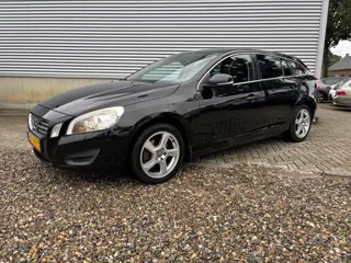 Volvo V60 2.0 D3 R-Design [ fm navi,ecc,lmv,cruise ]