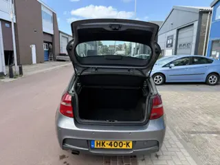 Foto 15 van BMW 1-serie 116i Corporate bj. 2009 met koude airco en nwe APK Rijdt en schakelt prima. Olielampje b
