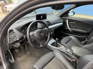 Foto 19 van BMW 1-serie 116i Corporate bj. 2009 met koude airco en nwe APK Rijdt en schakelt prima. Olielampje b