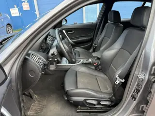 Foto 20 van BMW 1-serie 116i Corporate bj. 2009 met koude airco en nwe APK Rijdt en schakelt prima. Olielampje b