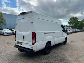 Foto 19 van Iveco Daily 35C14V 2.3 352 L2H2 Euro 6 / NAP / APK / Airco / 3 Zits / Trekhaak
