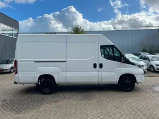 Foto 20 van Iveco Daily 35C14V 2.3 352 L2H2 Euro 6 / NAP / APK / Airco / 3 Zits / Trekhaak
