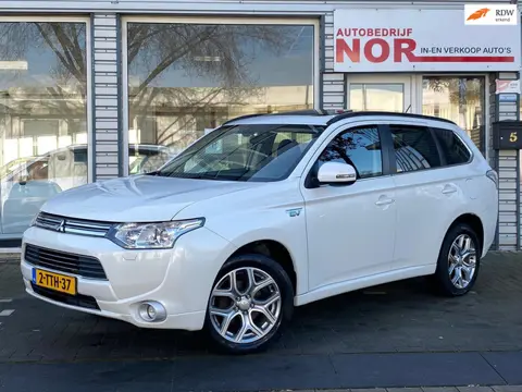 Mitsubishi Outlander 2.0 PHEV Instyle ( BENZINE MOTOR MAAKT RATELEND GELUID )