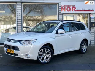 Mitsubishi Outlander 2.0 PHEV Instyle ( BENZINE MOTOR MAAKT RATELEND GELUID )