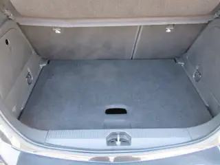 Foto 16 van Opel Corsa 1.4-16V Cosmo GTC, Schuifdak, Stoelvw, LM, Cruise, APK 5-27