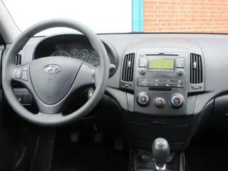 Foto 18 van Hyundai I30 1.4i i-Drive Cool, Airco, metallic, APK 5-27