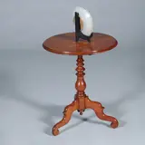 Foto 24 van Ronde Willem III wijntafel op driesprant met geprofileerd blad ca 1860