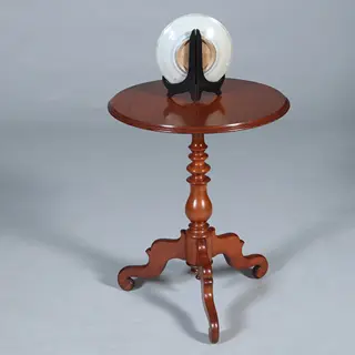 Foto 14 van Ronde Willem III wijntafel op driesprant met geprofileerd blad ca 1860