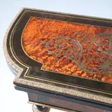 Foto 20 van Bijzonder fraaie wandtafel in wortelnoten met ebben en brons beslagen Boulle stijl ca 1910