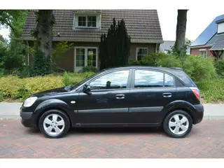 Foto 13 van Kia Rio 1.4 L Goed onderhouden/nw airco