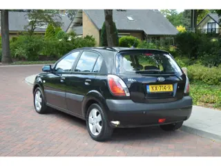 Foto 16 van Kia Rio 1.4 L Goed onderhouden/nw airco