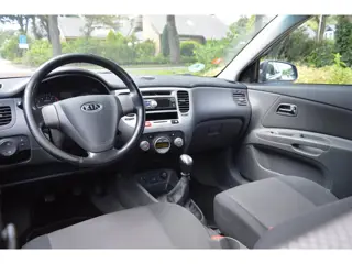 Foto 19 van Kia Rio 1.4 L Goed onderhouden/nw airco