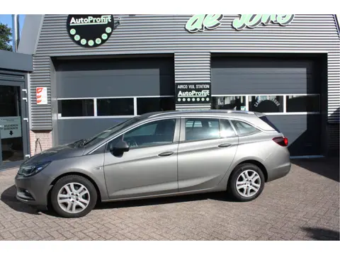 Opel Astra Sports Tourer 1.6 CDTI Business+ LET OP ! Auto heeft lichte schade rechterzij.