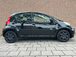 Foto 12 van Peugeot 107 1.0-12V Millesim 200