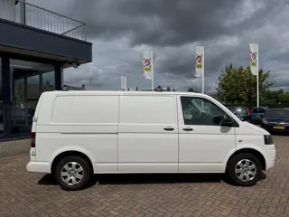 Foto 16 van Volkswagen Transporter 2.0 L2H1 benzine grijs kenteken 3-zits lm-velgen dakdragers 152dzkm nap zeer