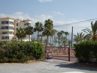 Eerste lijn aan de kust van Albir.