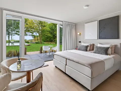 Stijlvolle accommodatie met uitzicht op de zwemvijver en Waalenburg
