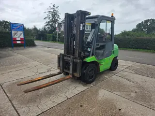 Toyota 02-7FD F30 met triplo 4.30m mast (bj 2004)