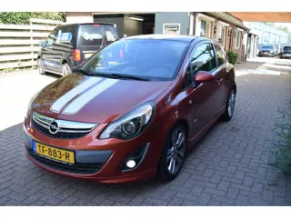 Foto 15 van Opel Corsa 1.4-16V Cosmo/OPC-LINE/AIRCO/NAVIGATIE/CRUISE-CONTROL/PARKEERSENSOREN/STUURBEKRACHTIGING/