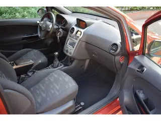 Foto 16 van Opel Corsa 1.4-16V Cosmo/OPC-LINE/AIRCO/NAVIGATIE/CRUISE-CONTROL/PARKEERSENSOREN/STUURBEKRACHTIGING/