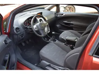 Foto 13 van Opel Corsa 1.4-16V Cosmo/OPC-LINE/AIRCO/NAVIGATIE/CRUISE-CONTROL/PARKEERSENSOREN/STUURBEKRACHTIGING/
