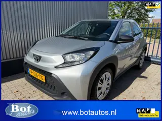 Toyota Aygo X 1.0 VVT-i MT Play / 3X AYGO X OP VOORRAAD!! / APPLE CARPLAY / CAMERA / AIRCO / CRUISE 