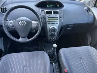 Foto 12 van Toyota Yaris 1.3 VVTi Comfort | 5 deurs | Licht metalen velgen | Incl. servicebeurt en APK |