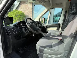 Foto 13 van Peugeot Boxer 335 2.2 Glaswagen HDI L2H2