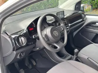 Foto 13 van Volkswagen Up! 1.0 move up! BlueMotion met navigatie en airco