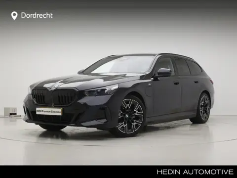BMW 5 Serie Touring 530e M-Sport | 20" | Trekhaak | Driving Assistant Plus | Travel Pack | Camera | 
