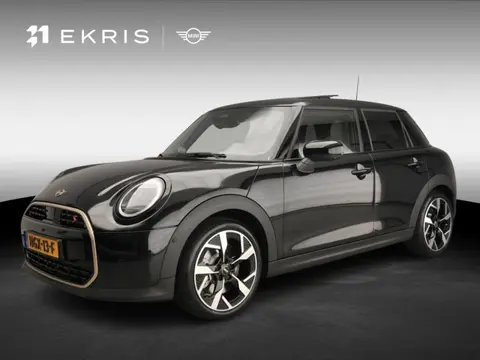 MINI 5-deurs Cooper S Automaat / Panoramadak / Harman-Kardon / JCW stoelen / LED / Active cruise / A