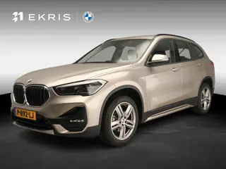 BMW X1 sDrive18i | Handbak !! | LED | Leder | HUD | Sportstoelen | Clima | PDC | DAB | Hifi speakers