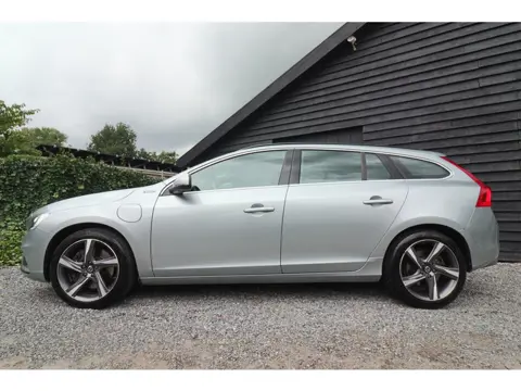 Volvo V60 2.4 D6 Twin Engine R-Design (bj 2016, automaat)