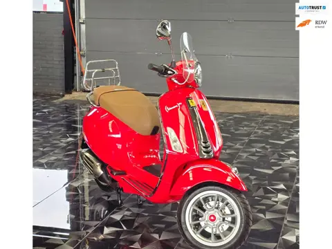 Vespa Snorscooter Primavera 50 FERRARI.