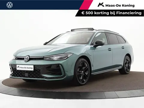 Volkswagen Passat Variant 1.5 eTSI 272pk DSG R-Line Edition · Panoramadak · Camera · Inklap. Trekhaa